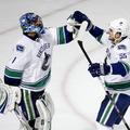 Robert Luongo in Shane O'Brien sta se skupaj veselila druge zmage.