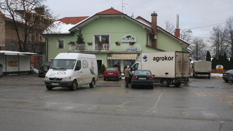 Zdaj ljudje parkirajo svoje avtomobile kar sredi trebanjske avtobusne postaje. (