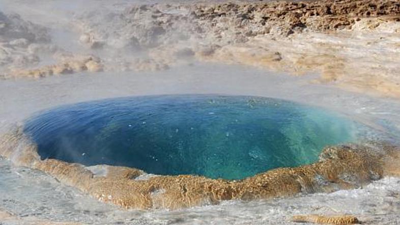 Strokkur vodo bruhne vsakih pet do deset minut.