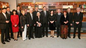 Vsi letošnji Prešernovi nagrajenci na sprejemu pred podelitvijo nagrad.