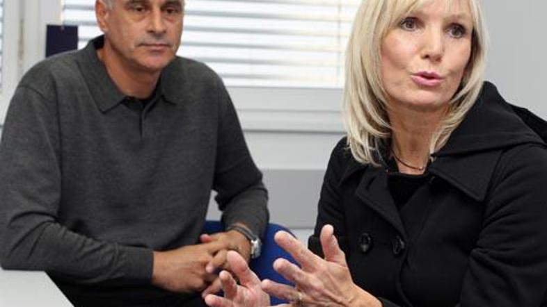 "Bilo je težko, a vedno smo nekako plavali," pravi Rebeka, mama Sare Isakovič.