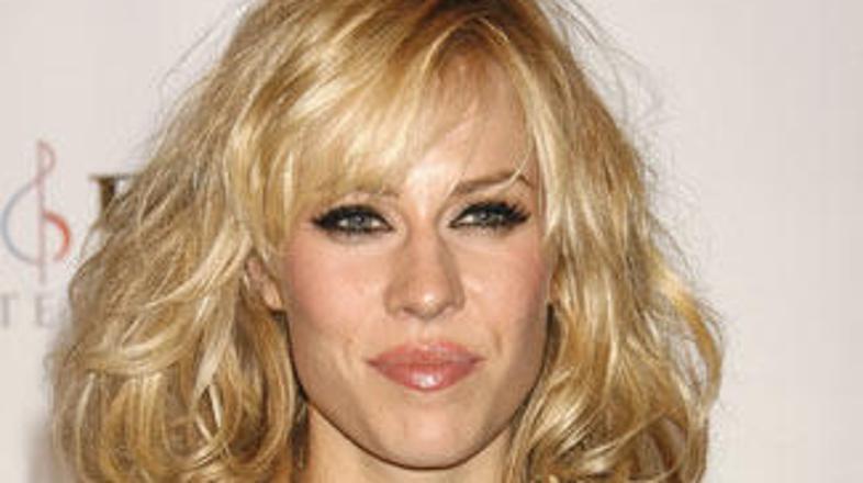 Natasha občuduje tudi pevske sposobnosti Scarlett Johansson, in ne samo njenega 