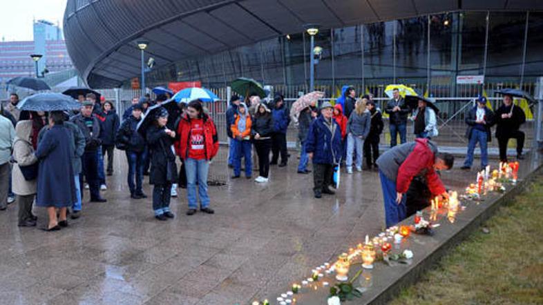 Pred veszpremsko dvorano so se zbrali številni navijači in za pokojnika prinesli