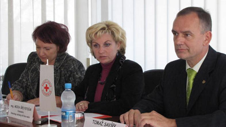 Barbara Ozimek in Mojca Špec Potočar z Rdečega križa ter Tomaž Savšek iz Rotary 