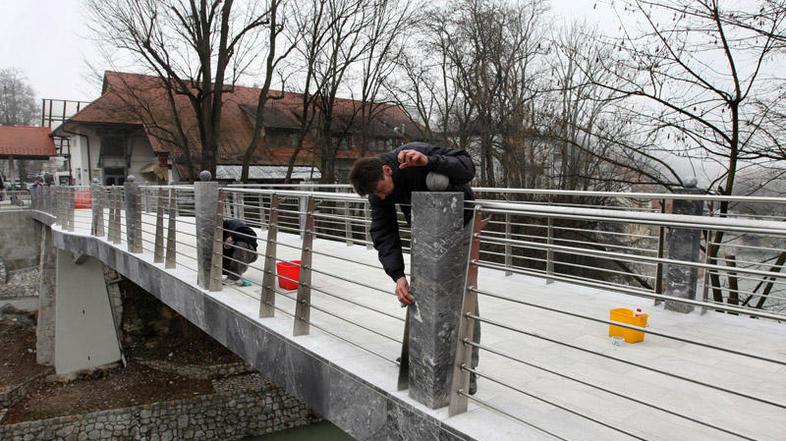 Včeraj so na mostu potekala še zadnja dela. (Foto: Špela Mohorič)