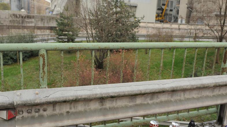 Tako so Zasavci pred Cementarno Lafarge prižigali svečke "ob pogrebu pravne drža