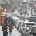 Ljudje hodijo po zasneženih moskovskih ulicah, 26. 12. 2011.