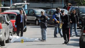 Karabinjeri preiskujejo kraj, kjer so streljali na Roberta Adinolfija. Strelec j