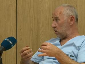 Ortoped Gregor kavčič med intervjujem na Planetu