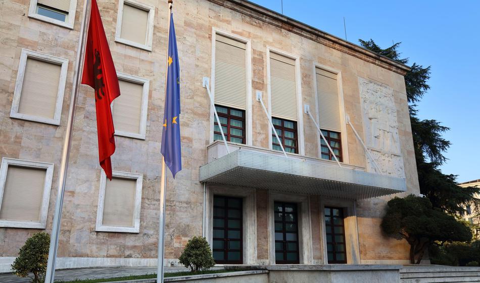 Albanija s prvo ministrico, ustvarjeno z umetno inteligenco