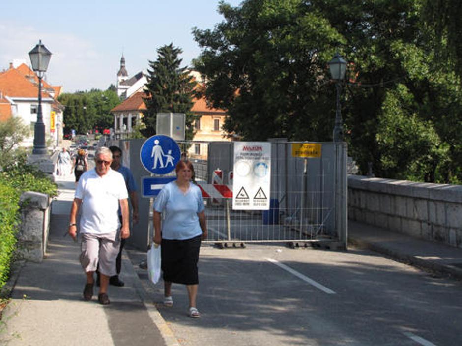 Pešci, ki jim je ob zapori na voljo celotna širina mostu, se bodo morali pojutri | Avtor: Žurnal24 main