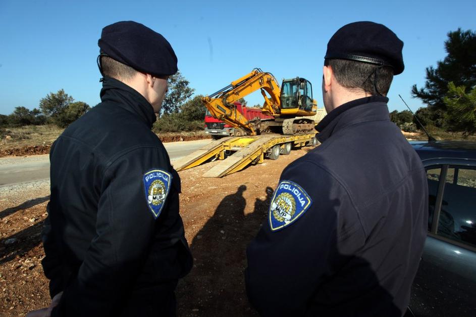 Rušenje črnih gradenj na Viru