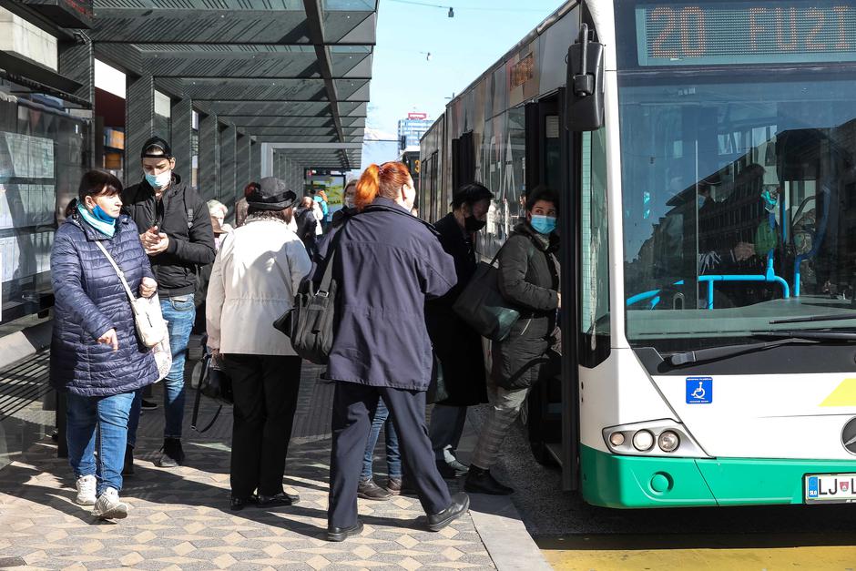 potniki čakajo avtobus LPP | Avtor: Saša Despot