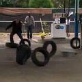 Wayne Rooney med bojem s pnevmatikami. FOTO: Youtube