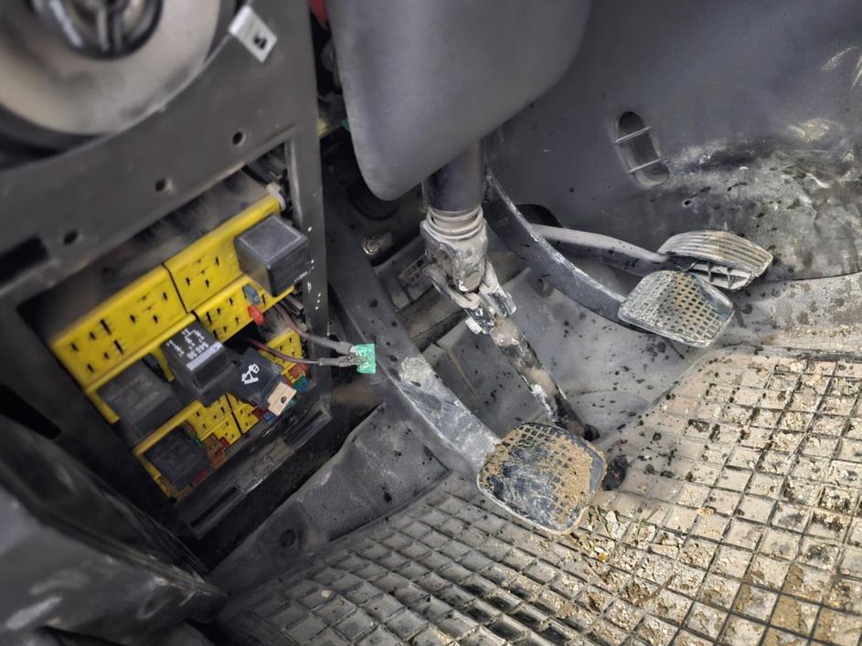 Policija ustavila tovorno vozilo s tehničnimi nepravilnostmi