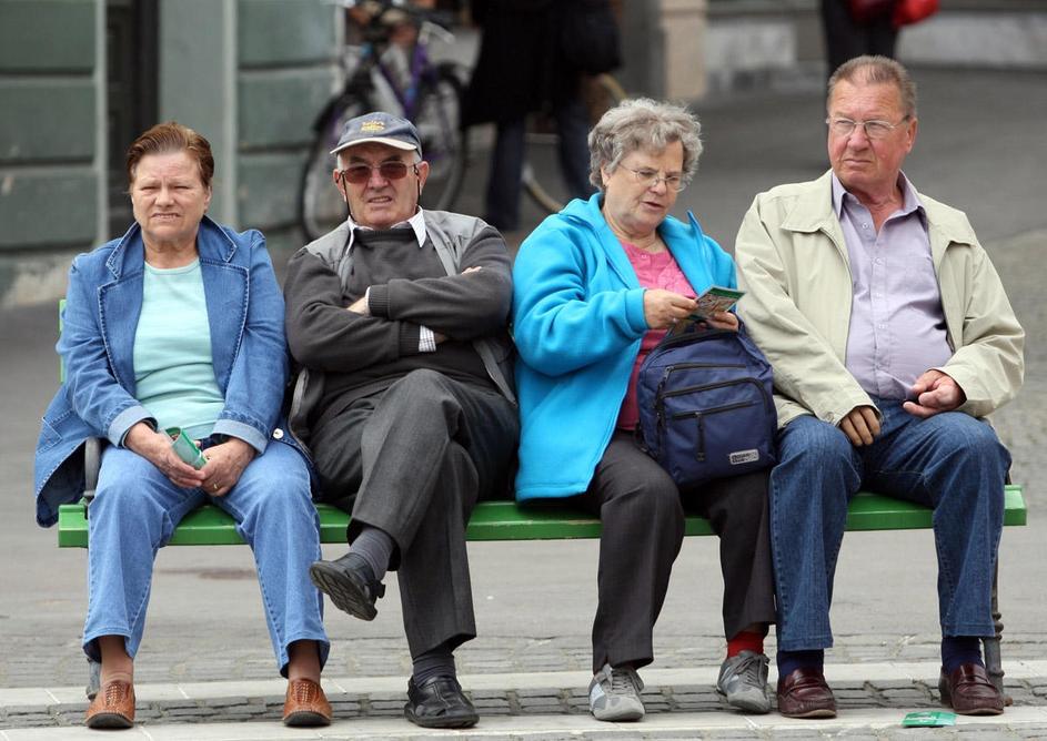 starejši, upokojenci, klopca, sedijo