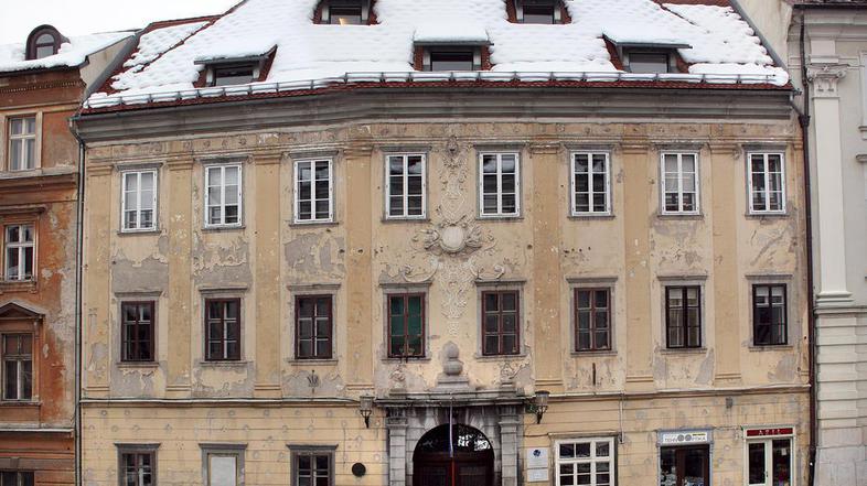 Poznobaročno zgradbo, v kateri je ZRC SAZU (na fotografiji nekoč in danes), pren