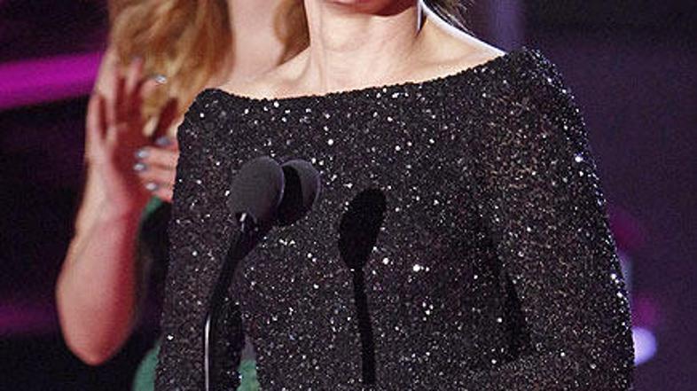 Dokumenti so dokončno urejeni. Sandra je novopečena ločenka, ki se je znebila za