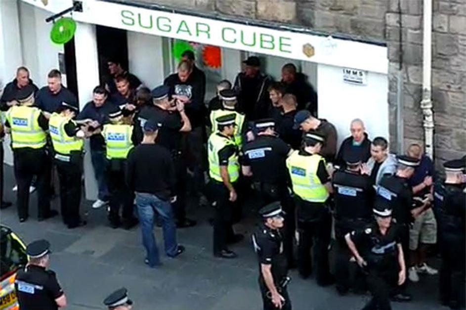 So ti aretirani navijači mariborske Viole ali vendarle ne? (Foto: YouTube)