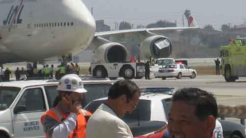 Motor letala, ki je letelo proti Tokiu, je na letališču v Los Angelesu vase pote