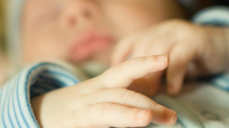 Oblačila si izposodite, saj jih bo vaš otrok hitro prerasel. (Foto: Shutterstock