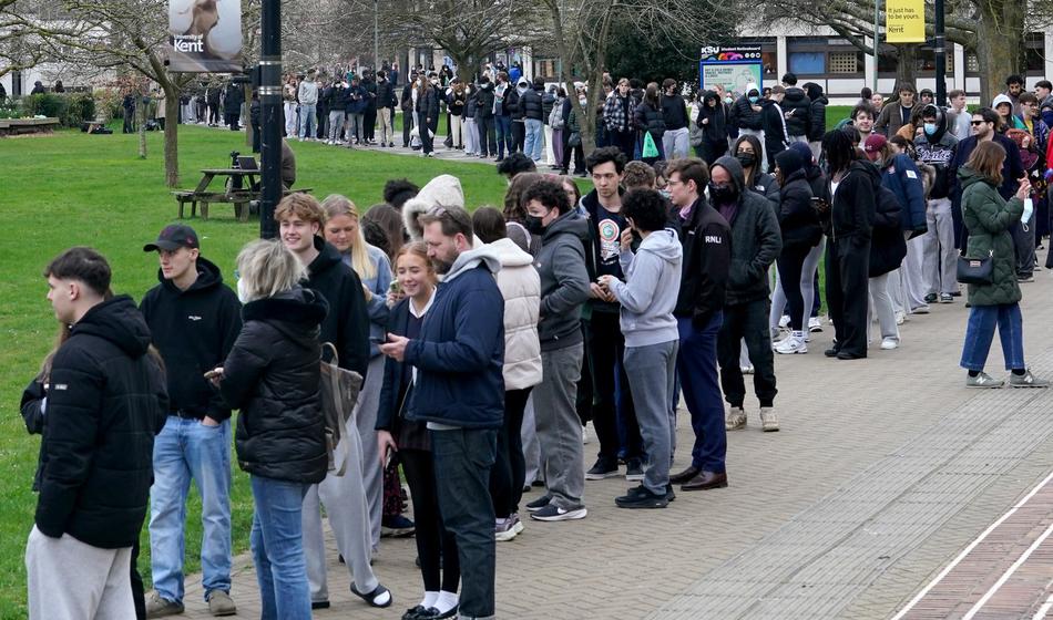 Izbruh nevarne bolezni v Angliji: Dva mrtva, na tisoče ljudi v strahu