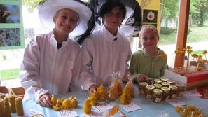 Na čebelarski tržnici v Festivalni dvorani se s svojimi izdelki predstavlja tudi