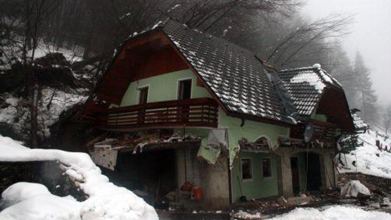 Hiša zaradi plazu ni več uporabna.