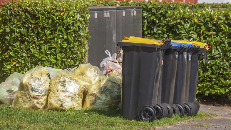 smetnjaki vreče polne smeti