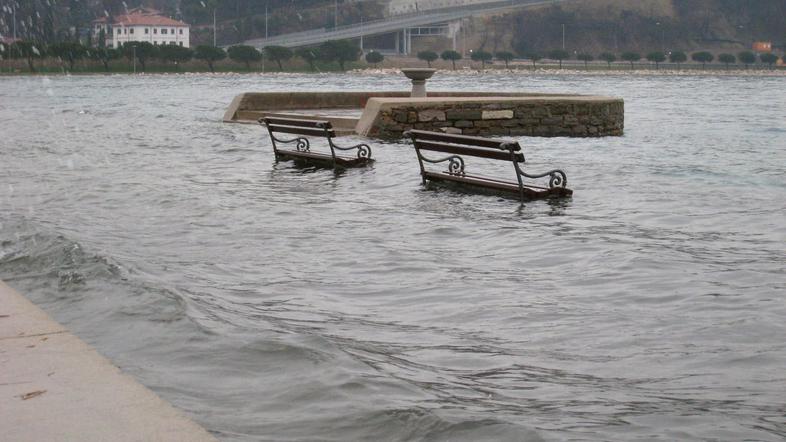 Poplavljalo bo nižje ležeče dele obale. (Foto: Žurnal24)