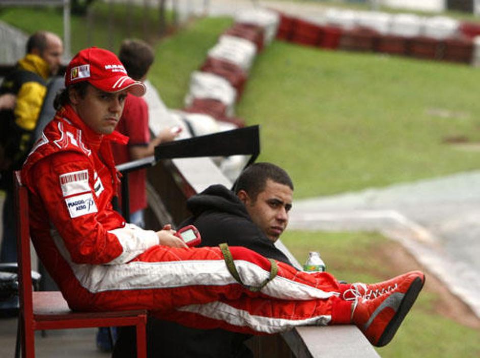 Felipe Massa ob robu poligona za karting v bližini São Paula. Več fotografij v g
