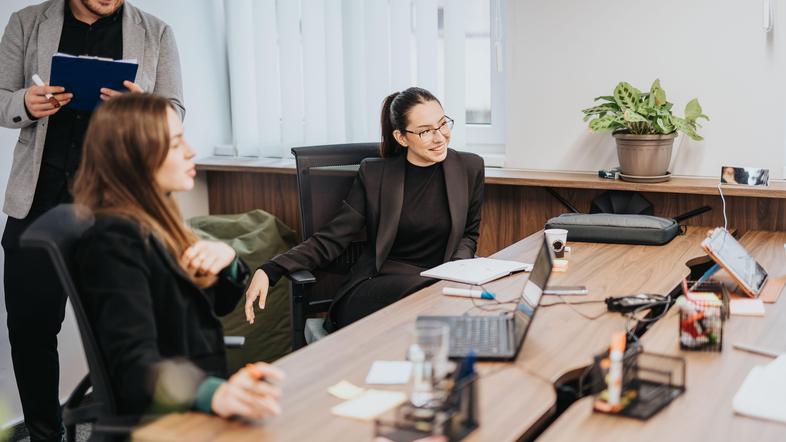 Ženske in moški v pisarni