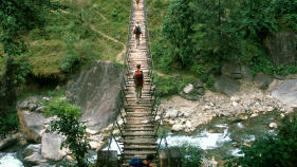 Viseči mostovi, ki so postavljeni čez himalajske reke, so zelo slabo vzdrževani.