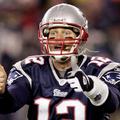 Tomu Bradyju so najprej prestregli tri podaje, nato je vrgel touchdowna za zmago