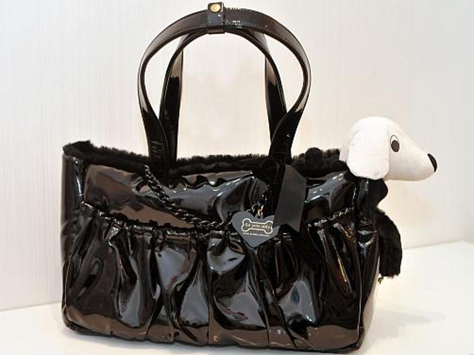 Torbica, v kateri ne moreš biti neopažen ...