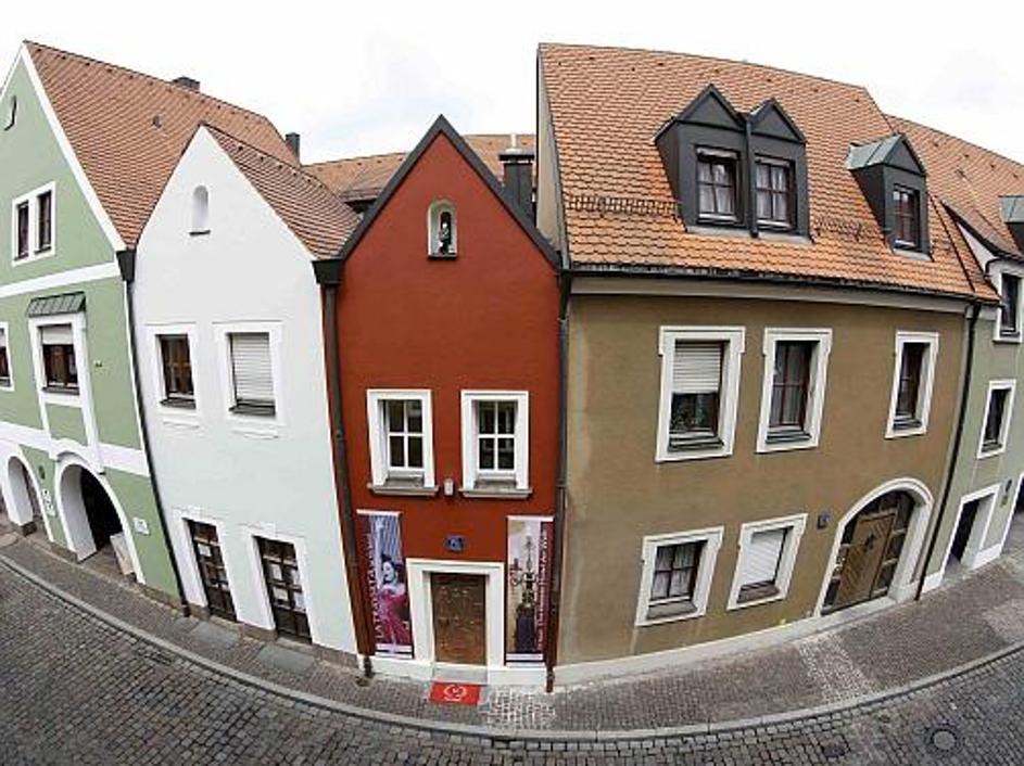 Eh'haeusl, ki se stiska med hišami v Ambergu, je svetlobna leta daleč od velikih