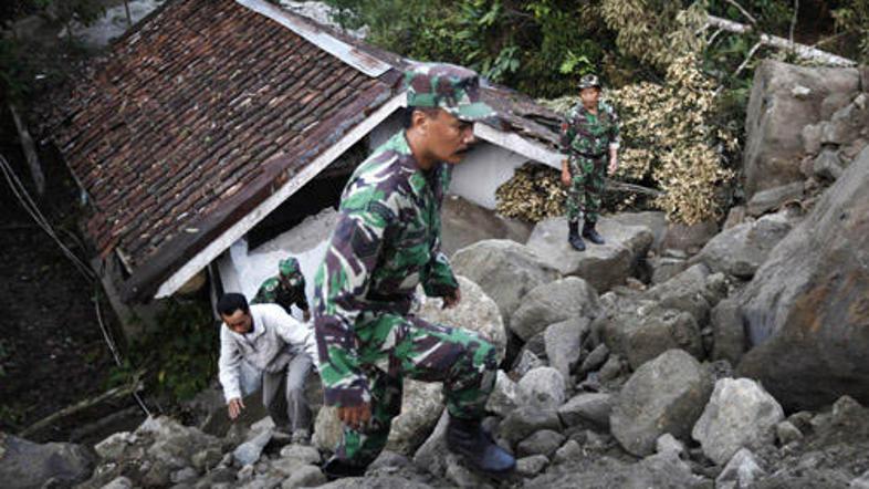Potres z močjo 7,3 stopnje po Richterjevi lestvici je Indonezijo stresel ob 11.4