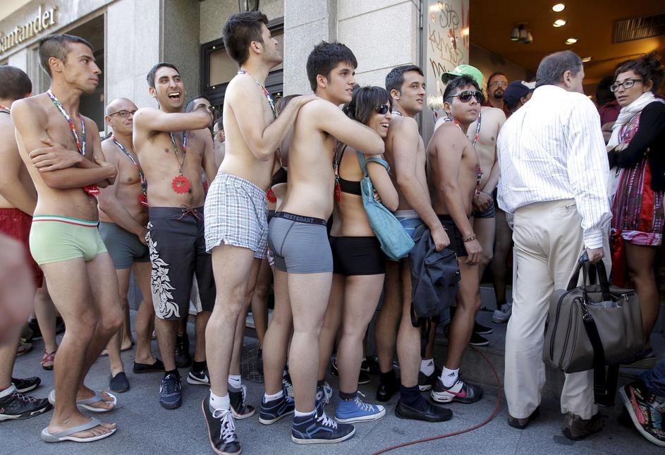 Desigual, razprodaja, nagi, oblečen, slečen, slogan, ŠPANIJA