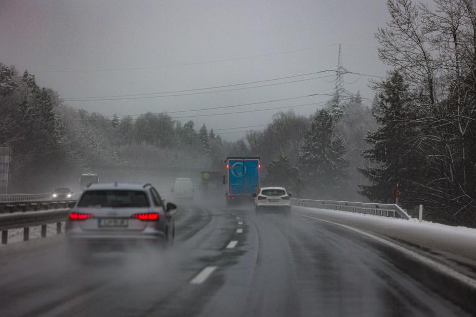 sneg, snežne razmere na cestah, sneženje | Avtor: Saša Despot