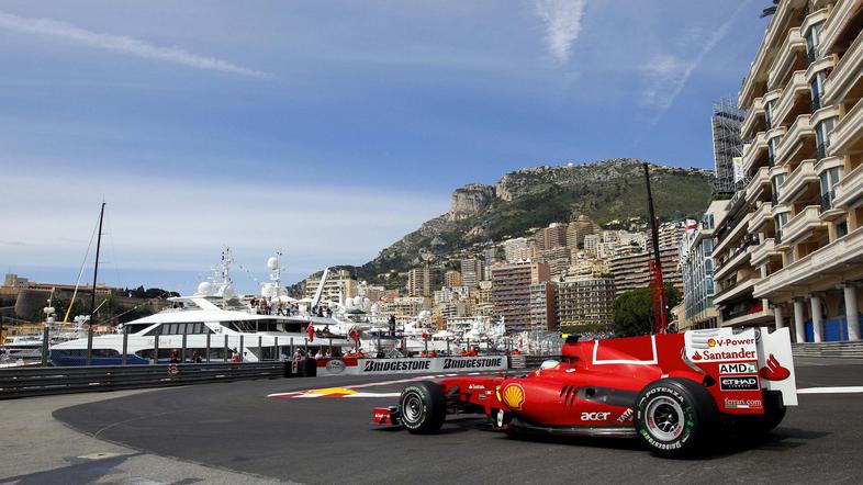 Spektakularna kulisa in zanimiv startni vrsti red zagotavljata super dirko. Fern