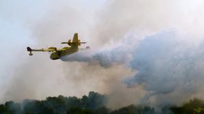 Požar pustoši po Braču