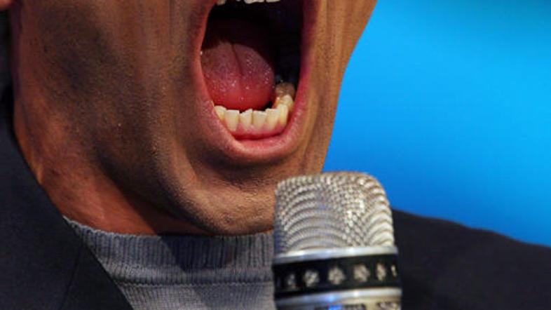 Nekatere komentatorje nogometna igra povsem prevzame.