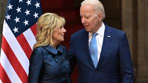Joe Biden in Jill Biden pred ameriško zastavo