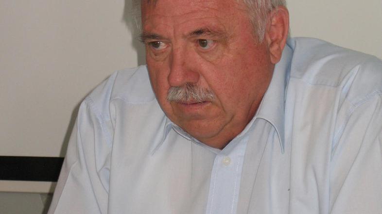 Župana Šoštanja Darka Meniha skrbi naval tujih delavcev na njihov krajevni urad,