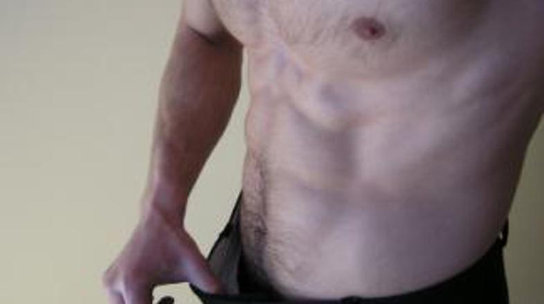 Za razburjenje je bil kriv moški, ki se ni želel sleči.