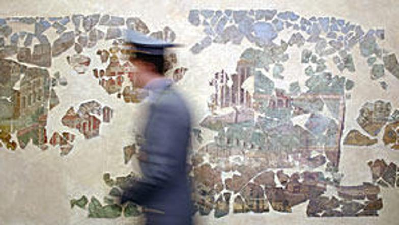 Policist se sprehaja mimo dragocene freske, ki je bila pogrešana slabih 40 let.