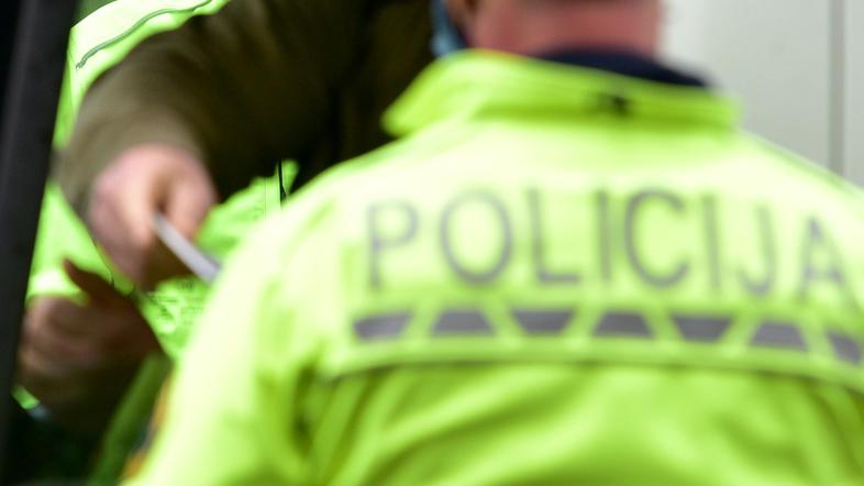 Covid-19, Slovenija, policija, nadzor, občine