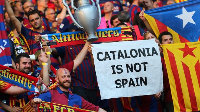 Barcelonski navijači s katalonskimi zastavami