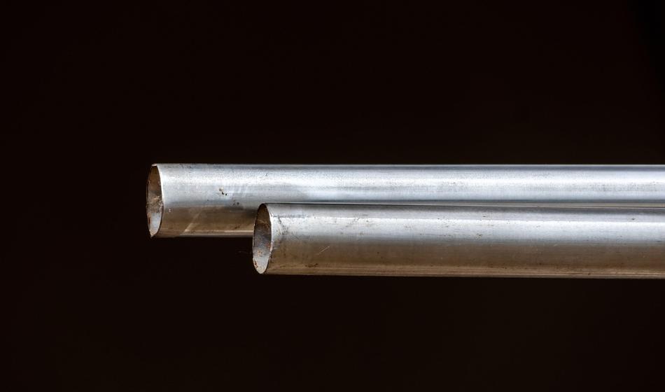 Sodelavca s cevjo udaril po glavi