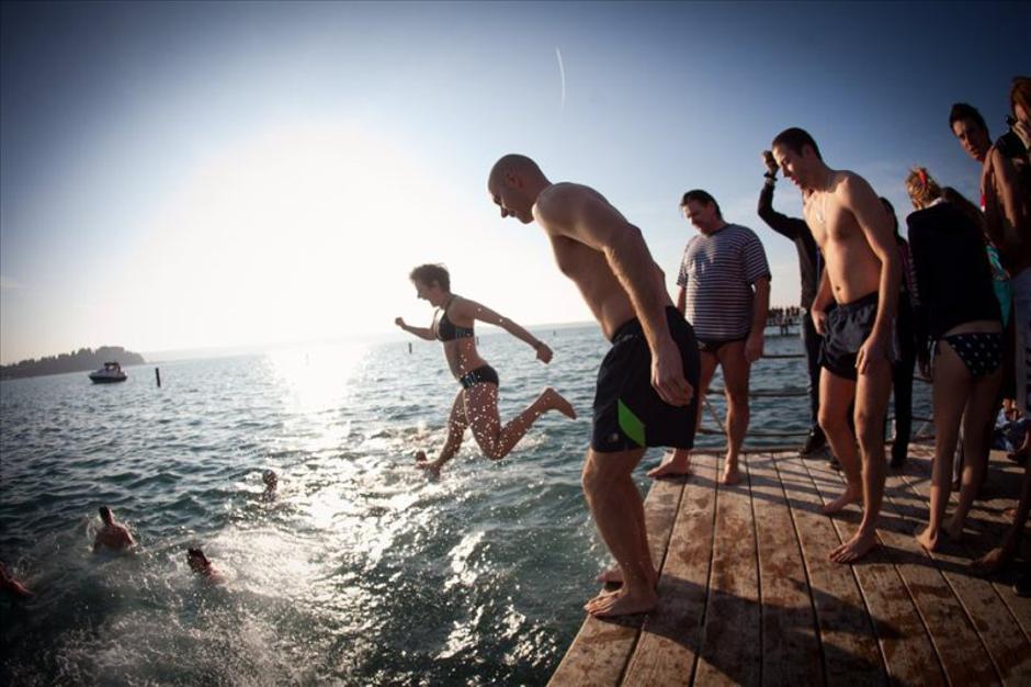 Skok v mrzlo morje | Avtor: Nino Cokan